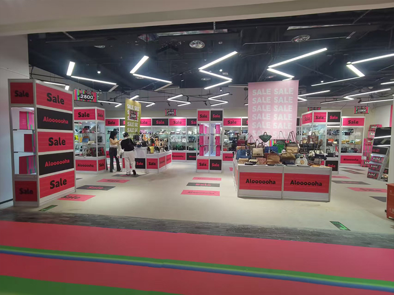 租赁展柜与购买展柜：哪种更适合您的业务？